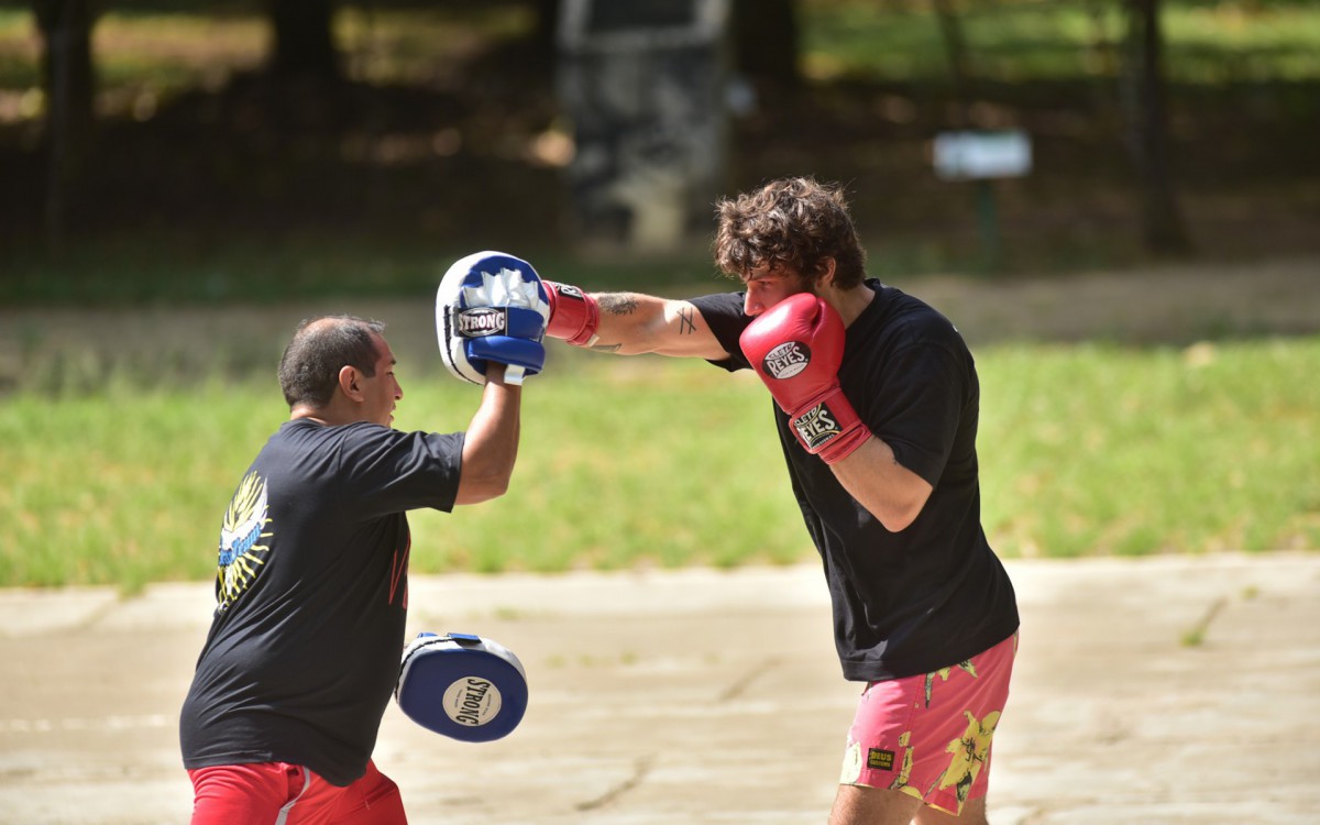 Chay Suede fez treino de boxe acompanhado do irm&atilde;o em pra&ccedil;a no Alto de Pinheiros, em S&atilde;o Paulo 