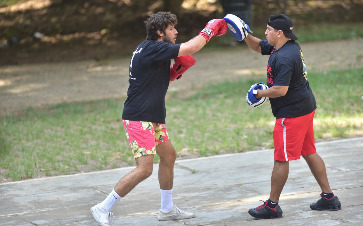 Chay Suede fez treino de boxe acompanhado do irm&atilde;o em pra&ccedil;a no Alto de Pinheiros, em S&atilde;o Paulo 