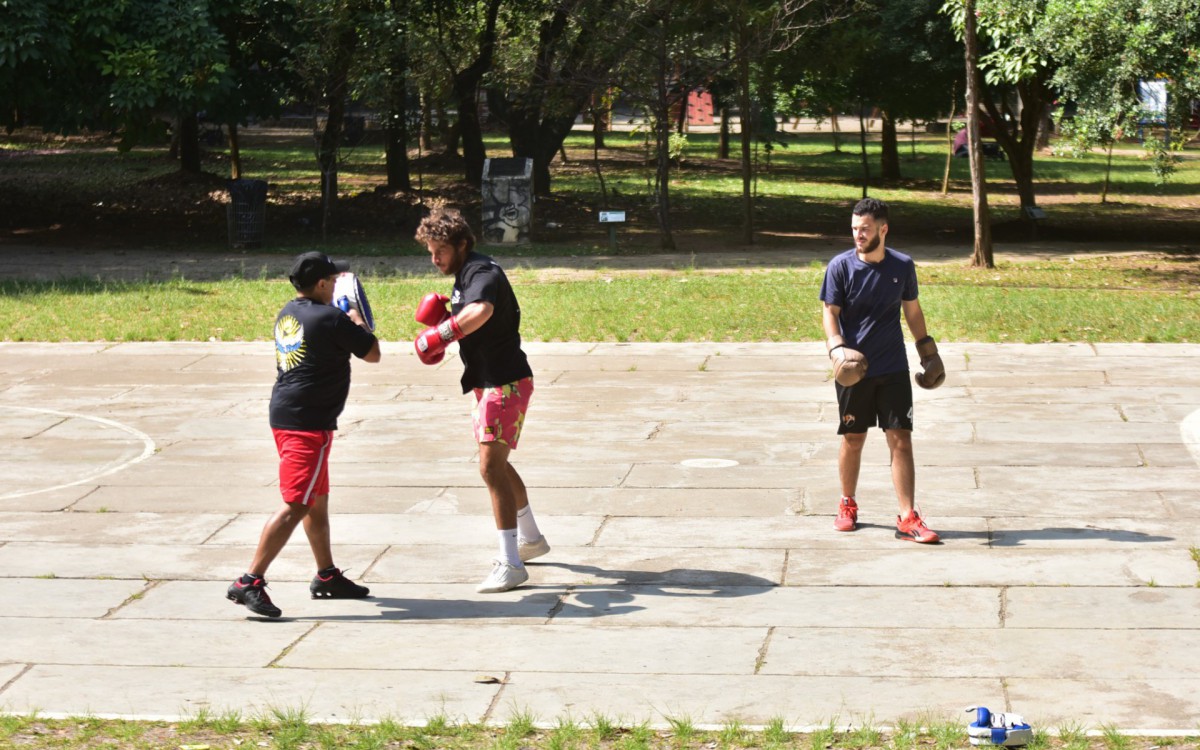 Chay Suede fez treino de boxe acompanhado do irm&atilde;o em pra&ccedil;a no Alto de Pinheiros, em S&atilde;o Paulo 