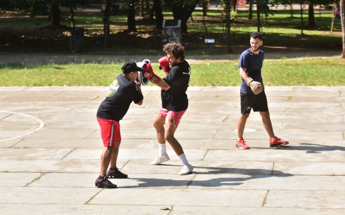 Chay Suede fez treino de boxe acompanhado do irm&atilde;o em pra&ccedil;a no Alto de Pinheiros, em S&atilde;o Paulo 