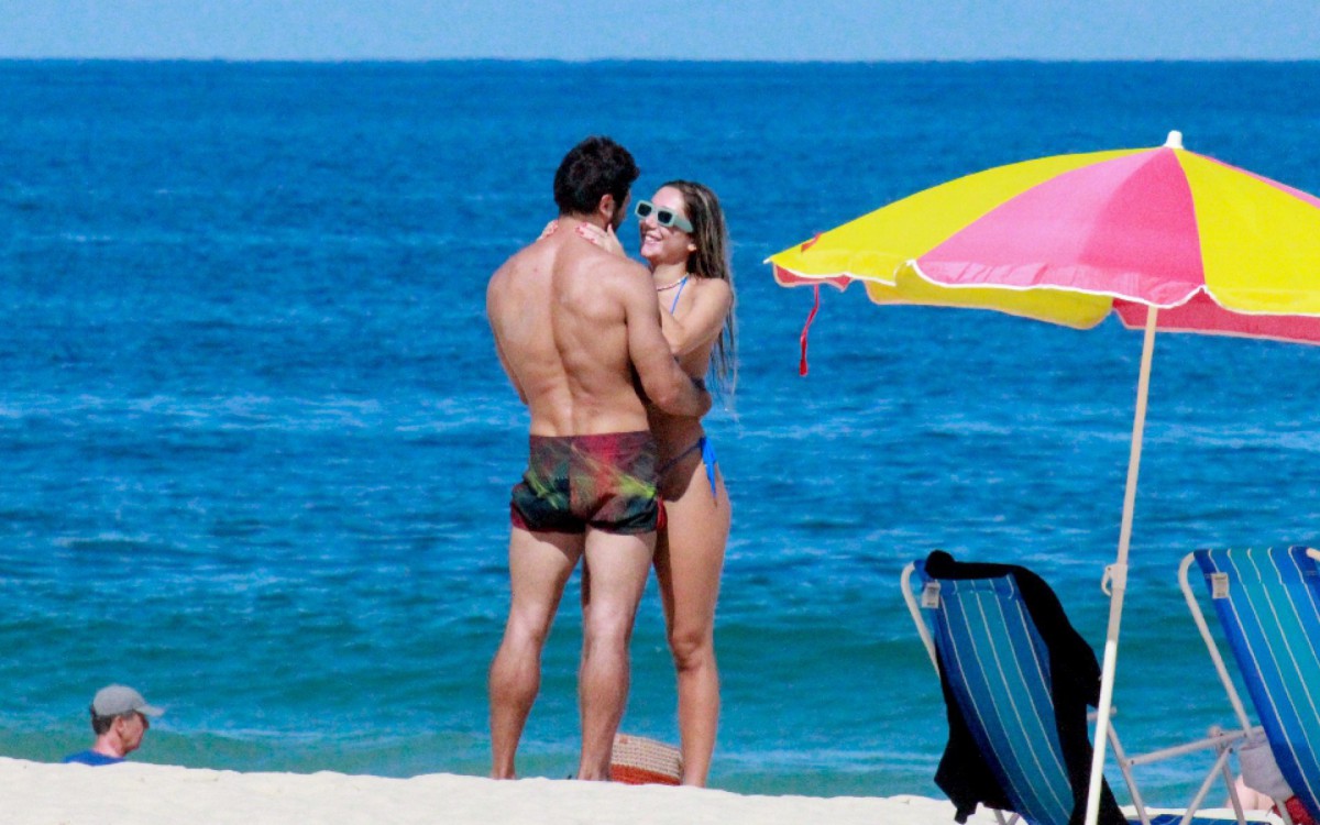 Carol Portaluppi curte dia de sol em Ipanema em clima de romance com novo affair