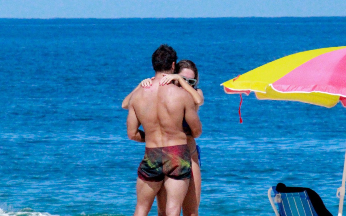 Carol Portaluppi surge em clima de romance com novo affair na praia de Ipanema