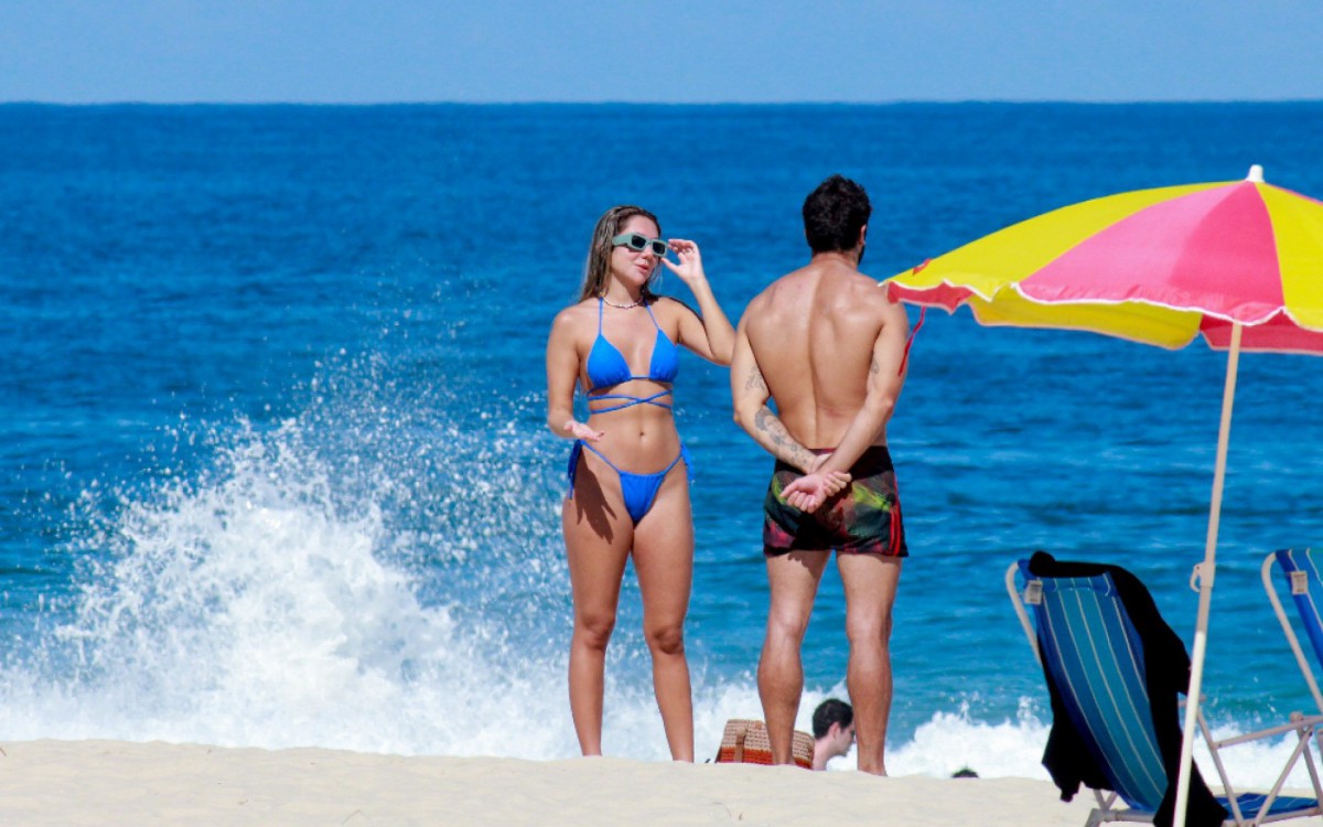 Carol Portaluppi ostenta o corp&atilde;o em biqu&iacute;ni azul cavado na praia de Ipanema