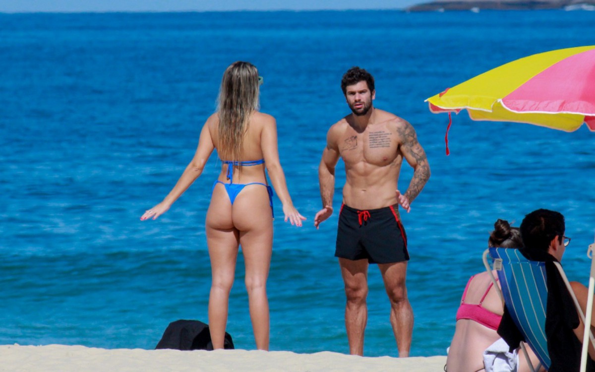Carol Portaluppi curte dia de sol em Ipanema em clima de romance com novo affair