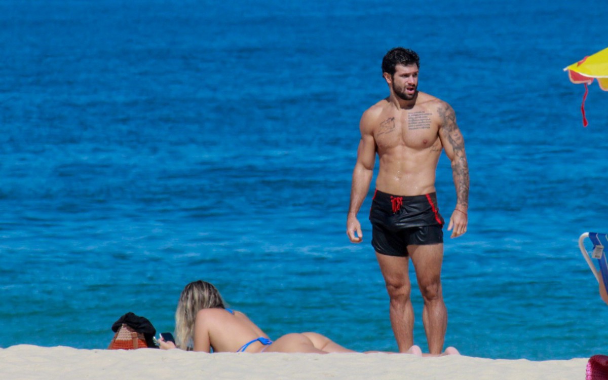 Carol Portaluppi renovou o bronzeado na praia de Ipanema ao lado de bonit&atilde;o com quem trocou beijos