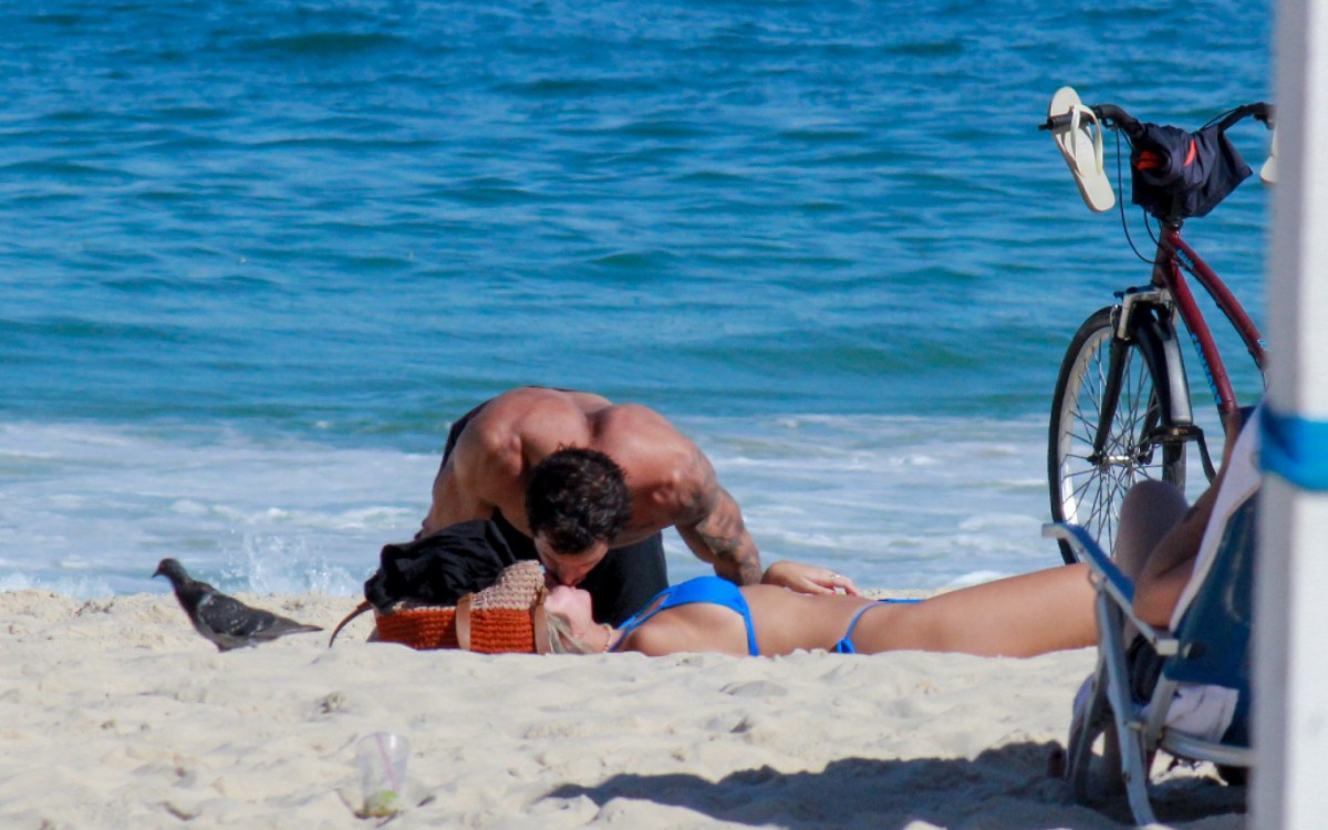 Carol Portaluppi trocou beijos com rapaz n&atilde;o identificado nas areias de Ipanema