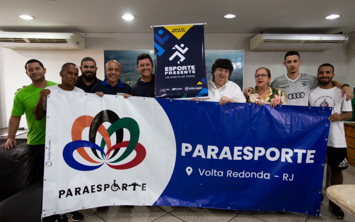 Prefeito Neto em reuni&atilde;o com a equipe do programa "Paraesporte"