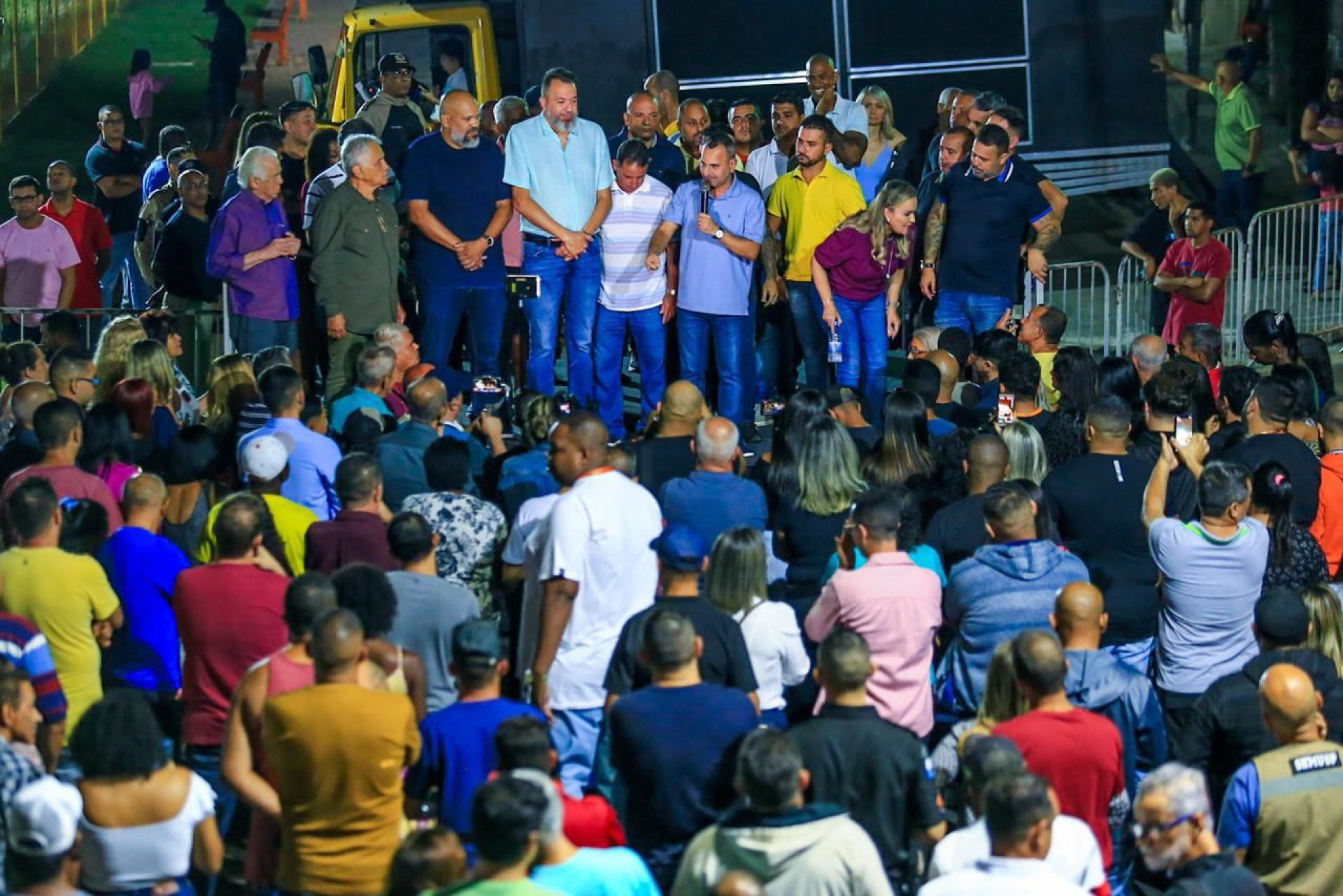 O prefeito Waguinho destacou que, al&eacute;m de entregar o campo e a pra&ccedil;a, a Prefeitura est&aacute; fazendo mais obras em Andrade Ara&uacute;jo - Rafael Barreto / PMBR