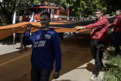 Separatistas pró-Rússia marcham em cidade ucraniana de Mariupol na comemoração do Dia da Vitória