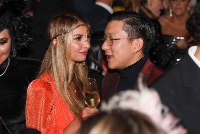 A fila andou? Pyong Lee surge acompanhado em festa