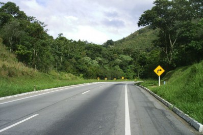 Carretas de grande porte interditam descida da Serra na madrugada de quarta para quinta
