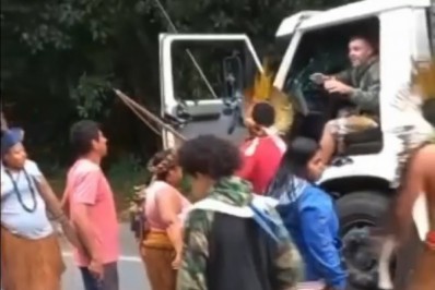 Índios fecham Rio-Santos em Paraty