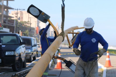 Prefeitura inicia reforma da iluminação da Avenida Atlântica