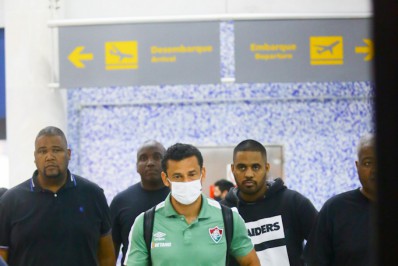 Cercado de seguranças, jogador Fred faz sucesso em aeroporto do Rio