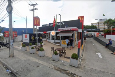 Cliente agride e atira em atendente de lanchonete na Taquara após discussão