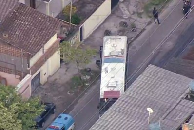 Criminosos fazem ônibus de barricada na Vila Aliança durante operação da PM