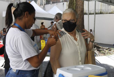 Rio começa a aplicar 2ª dose de reforço em faixa etária a partir de 60 anos