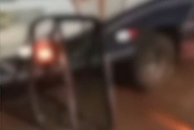 Adolescentes detidas em festa com álcool e drogas dançam em delegacia