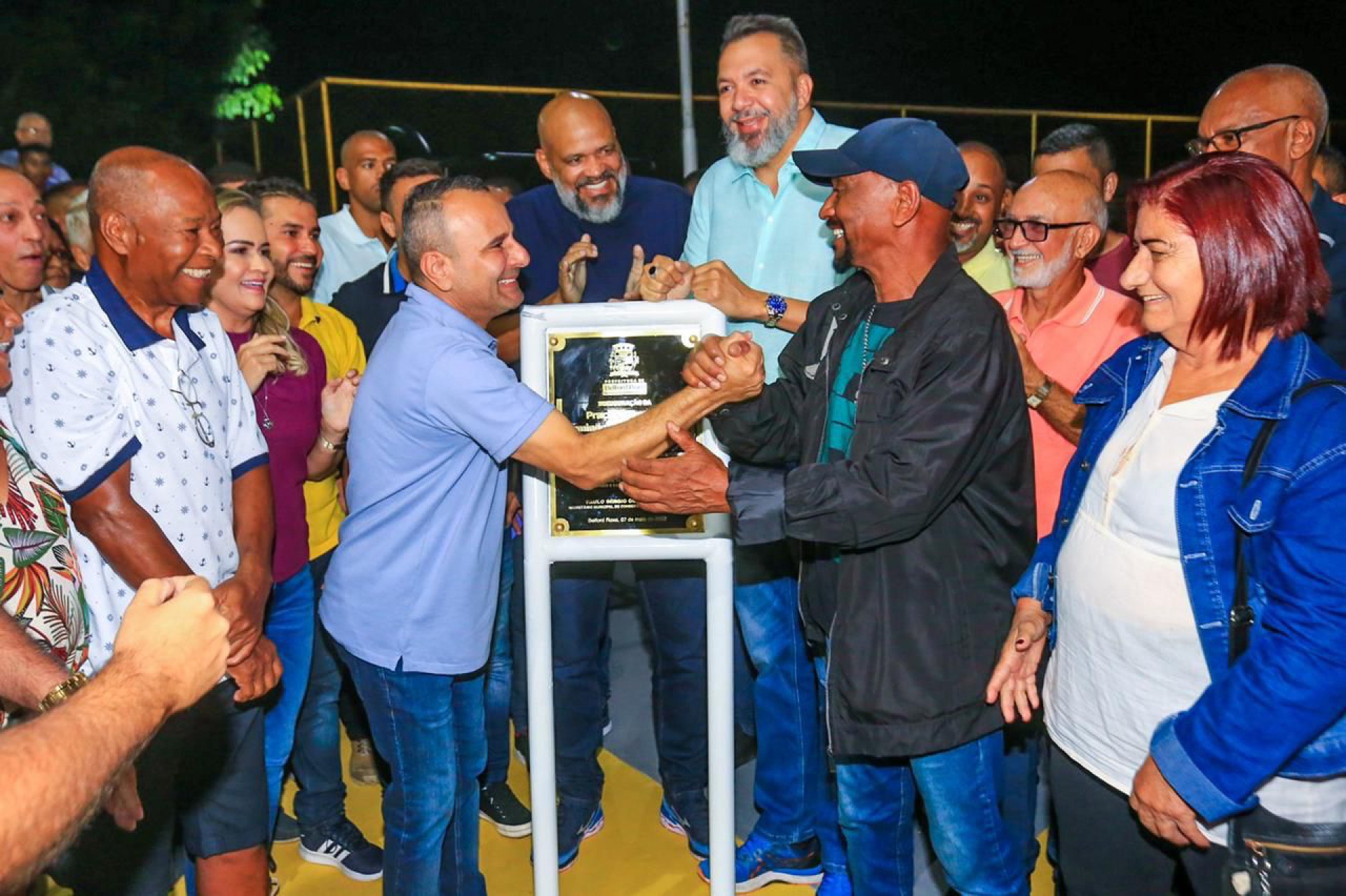 Ap&oacute;s descerrar a placa, o prefeito Waguinho cumprimentou Mois&eacute;s, um dos filhos de Z&eacute; Macaco - Rafael Barreto / PMBR