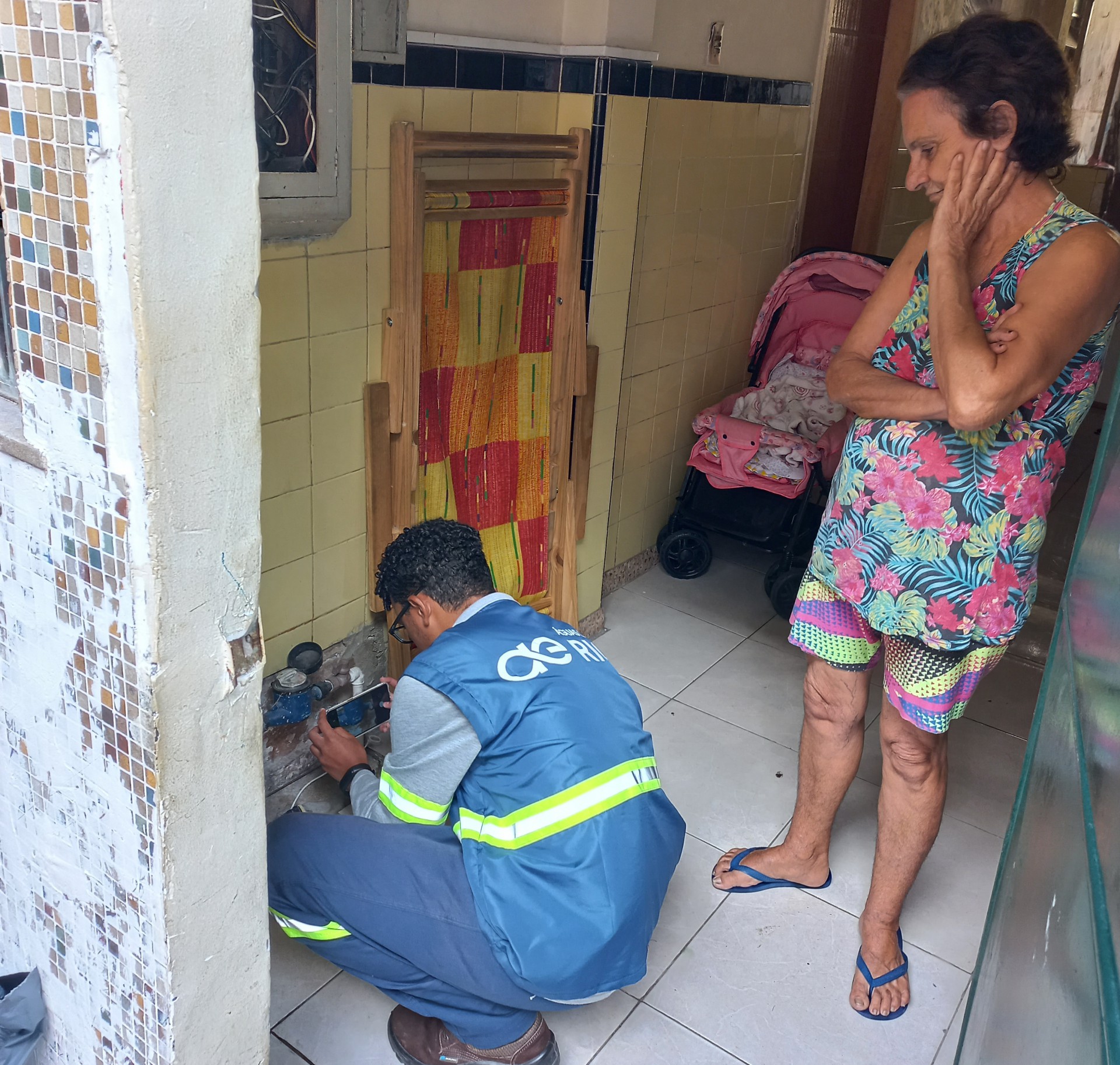 S&iacute;lvia Reis, de 71 anos, moradora h&aacute; 45 anos em Nil&oacute;polis, foi receptiva com a equipe da &Aacute;guas do Rio - Divulga&ccedil;&atilde;o