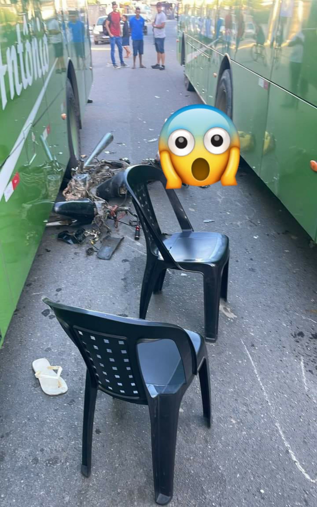 Moradores postaram nas redes sociais imagens do grave acidente