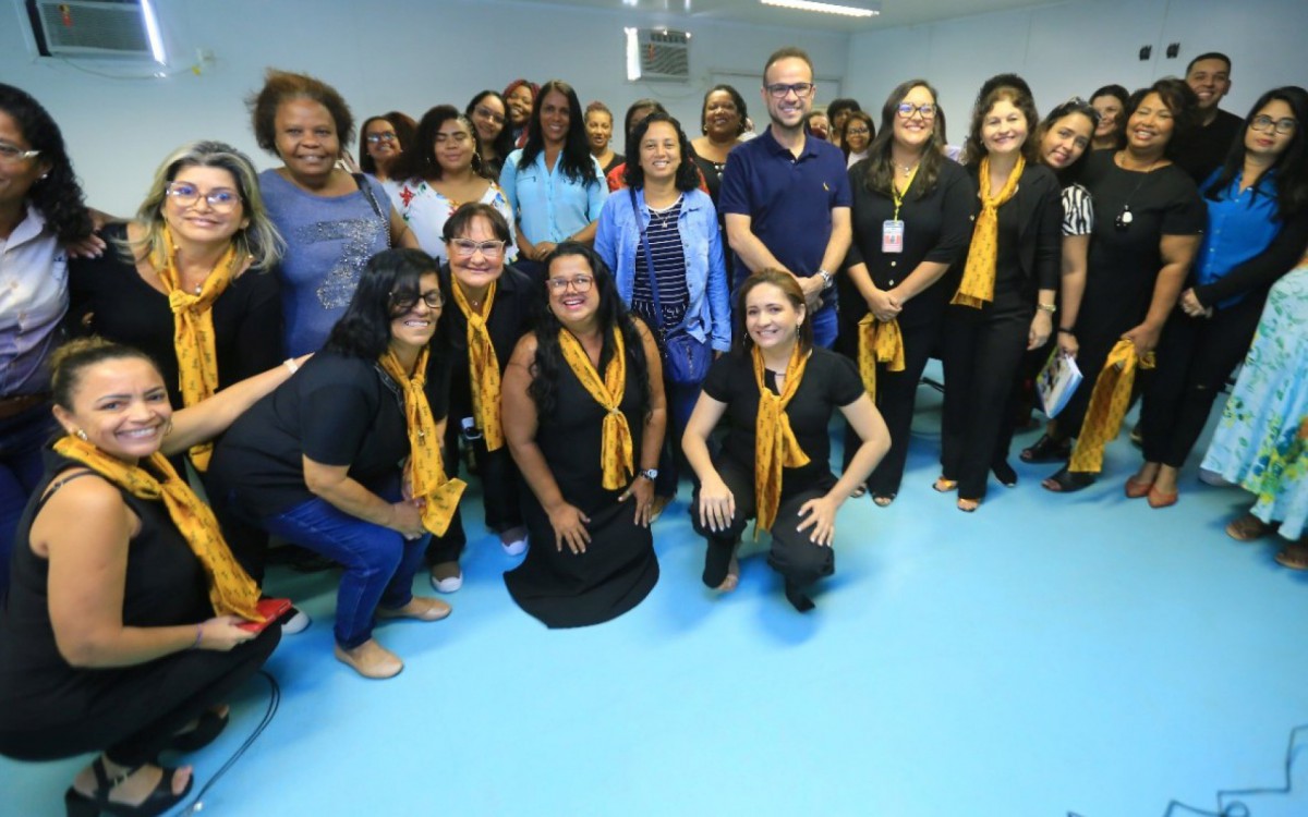 Secret&aacute;rio Denis Macedo com participantes da forma&ccedil;&atilde;o feita pela Secretaria de Educa&ccedil;&atilde;o