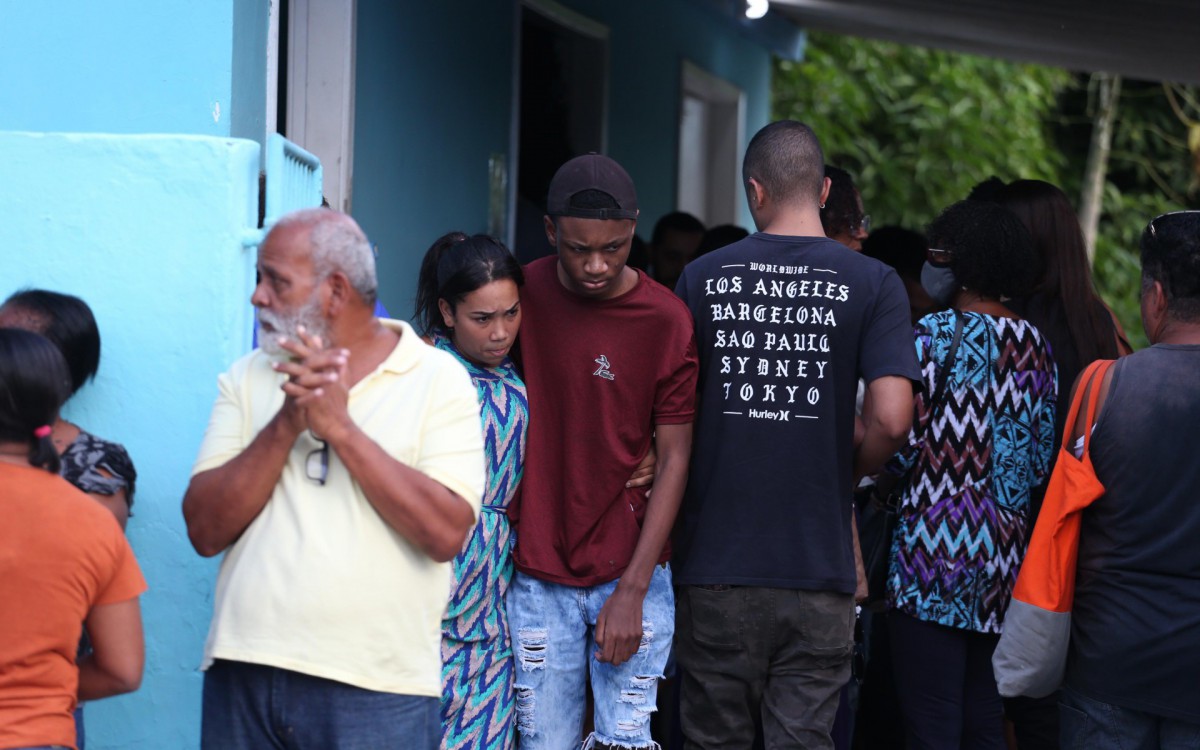 Corpo de Rita de C&aacute;ssia Peres, 46 anos, foi sepultado nesta ter&ccedil;a-feira, no Cemit&eacute;rio Municipal de Ipiiba, em Santa Izabel, em S&atilde;o Gon&ccedil;alo - Cl&eacute;ber Mendes/Ag&ecirc;ncia O Dia