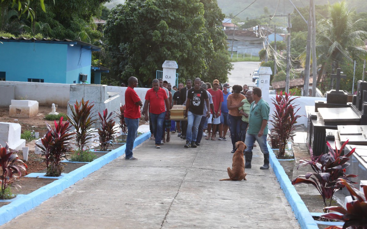 Corpo de Rita de C&aacute;ssia Peres, 46 anos, foi sepultado nesta ter&ccedil;a-feira, no Cemit&eacute;rio Municipal de Ipiiba, em Santa Izabel, em S&atilde;o Gon&ccedil;alo - Cl&eacute;ber Mendes/Ag&ecirc;ncia O Dia