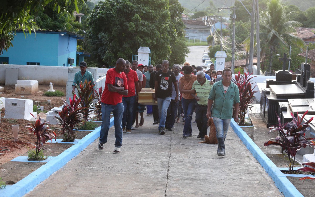 Corpo de Rita de C&aacute;ssia Peres, 46 anos, foi sepultado nesta ter&ccedil;a-feira, no Cemit&eacute;rio Municipal de Ipiiba, em Santa Izabel, em S&atilde;o Gon&ccedil;alo - Cl&eacute;ber Mendes/Ag&ecirc;ncia O Dia