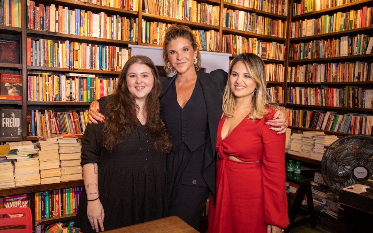 Cristiana Oliveira entre as filhas, e Ant&ocirc;nia Sampaio e Rafaella Wanderley