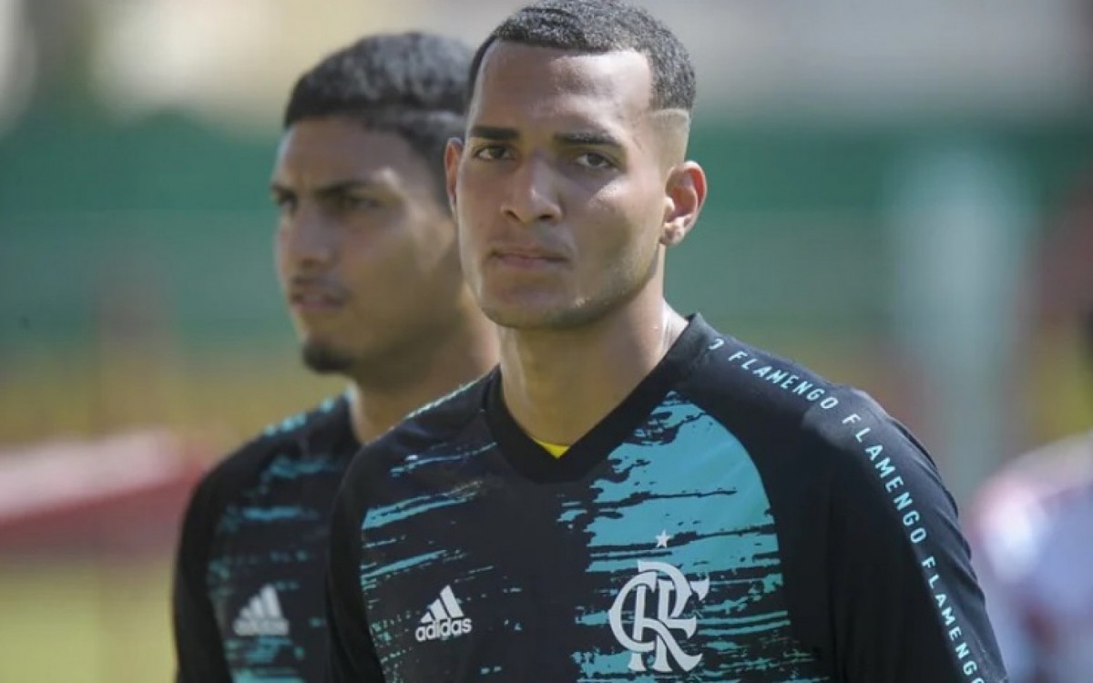 Com dois goleiros machucados, Flamengo relaciona jovem da base para jogo da Copa do Brasil