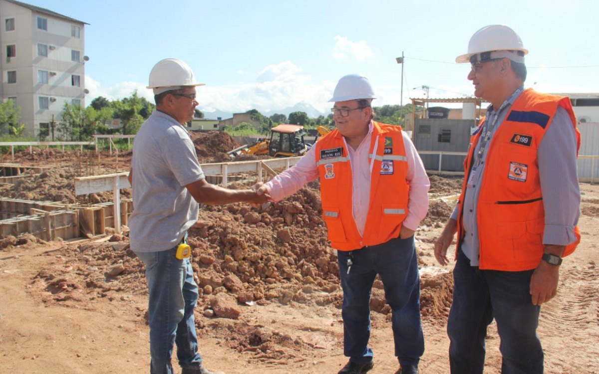 Prefeito de Duque de  Caxias visita obras na cidade