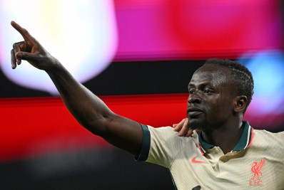 Liverpool vence Aston Villa de virada e torce por tropeço do City