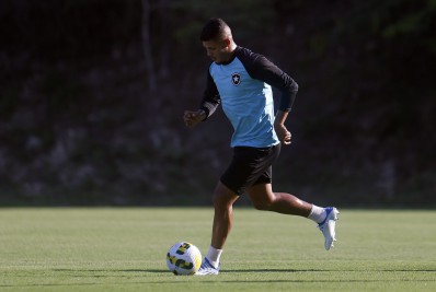 Botafogo se movimenta para tentar comprar direitos de artilheiro de 2022