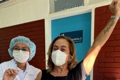 Cissa Guimarães recebe 2ª dose de reforço da vacina contra a Covid-19
