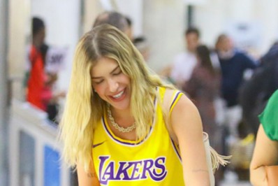 Fofura! Lore Improta desembarca em aeroporto do Rio com a filha