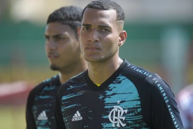 Com dois goleiros machucados, Flamengo relaciona jovem da base para jogo da Copa do Brasil