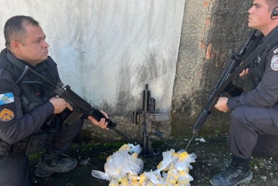 PM apreende fuzil, munições e drogas no Barro Vermelho, em Belford Roxo