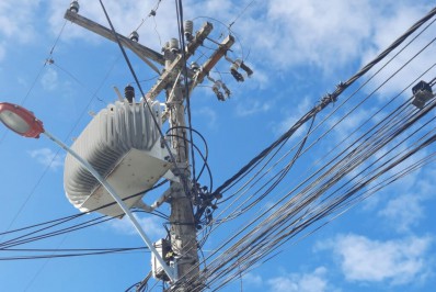Tragédia anunciada: poste pode cair a qualquer momento em Cordeirinho