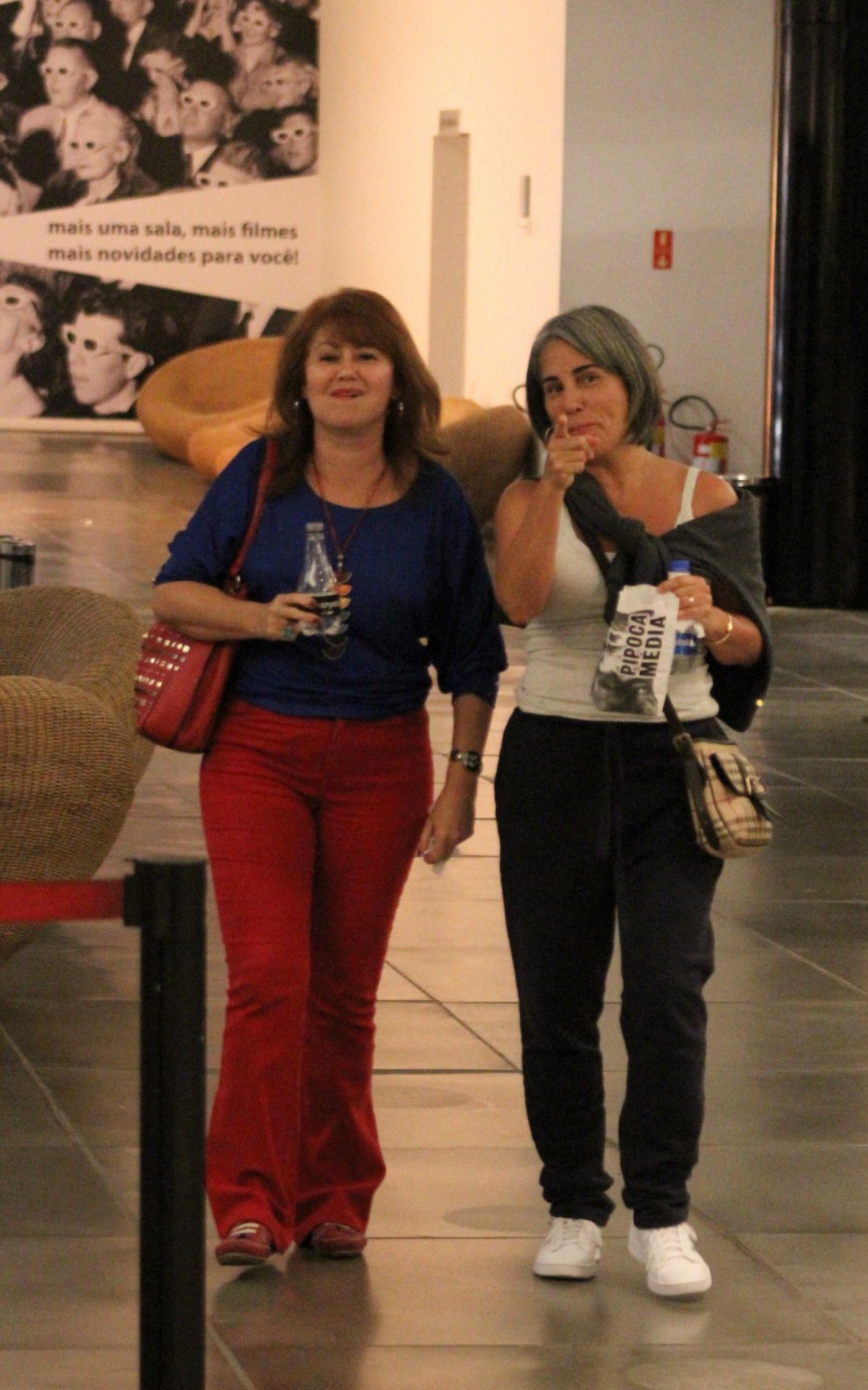 Narjara Turetta e Gl&oacute;ria Pires passeiam no shopping