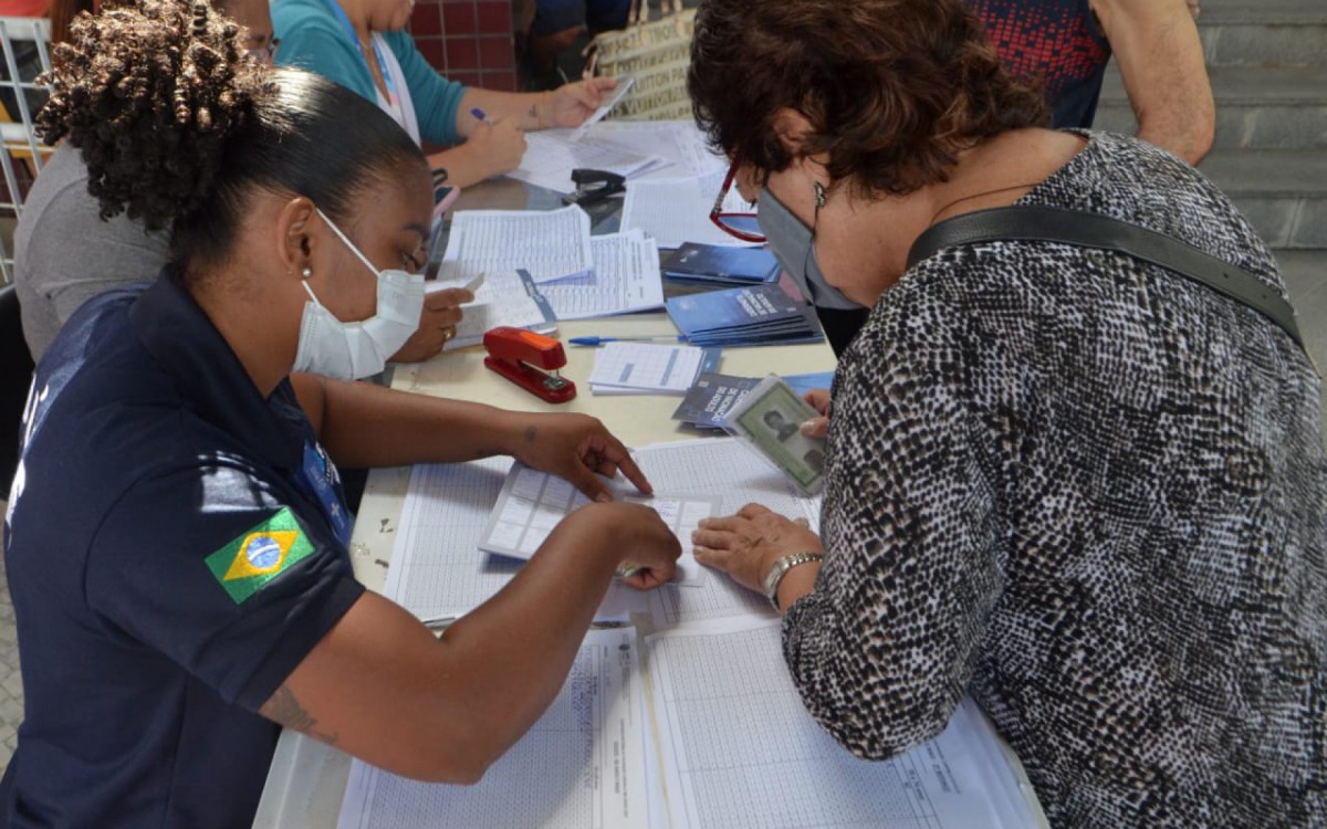 Manh&atilde; movimentada no Centro Municipal de Sa&uacute;de (CMS) Maria Augusta Estrella, em Vila Isabel, com in&iacute;cio da campanha de vacina&ccedil;&atilde;o para faixa et&aacute;ria a partir de 60 anos