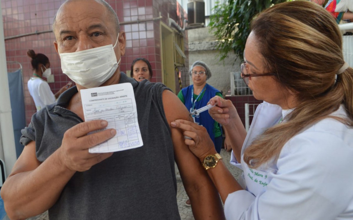 José de Paula Delgado, de 65 anos, mostra cartão de vacinação com esquema completo - Sandro Vox/Agência O Dia