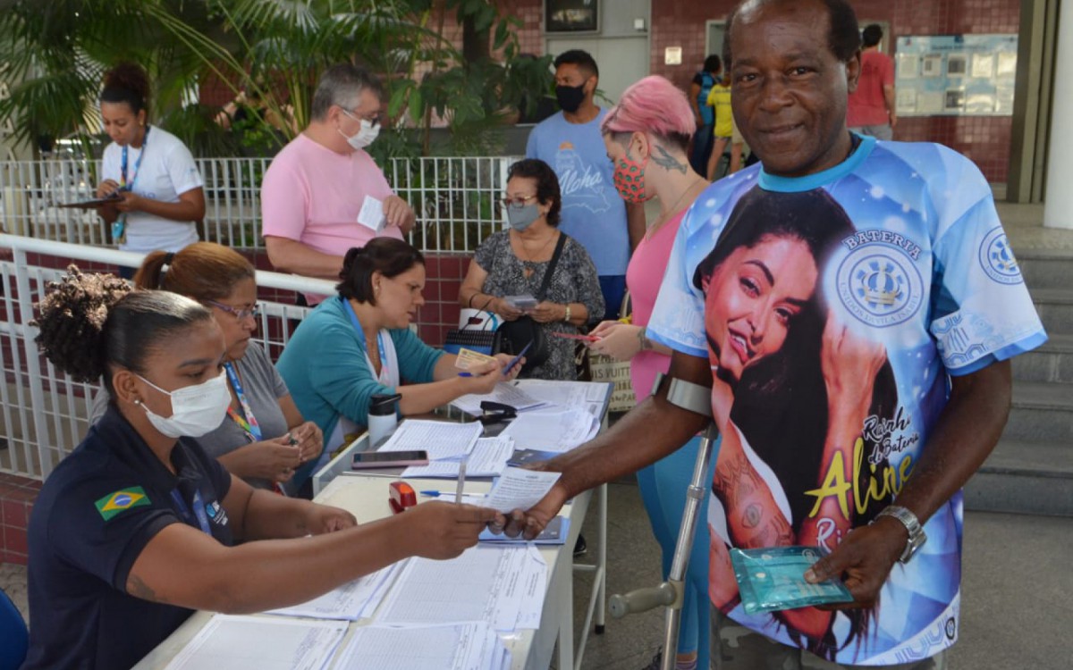 Manh&atilde; movimentada no Centro Municipal de Sa&uacute;de (CMS) Maria Augusta Estrella, em Vila Isabel, com in&iacute;cio da campanha de vacina&ccedil;&atilde;o para faixa et&aacute;ria a partir de 60 anos