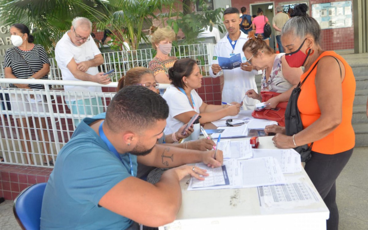 Manh&atilde; movimentada no Centro Municipal de Sa&uacute;de (CMS) Maria Augusta Estrella, em Vila Isabel, com in&iacute;cio da campanha de vacina&ccedil;&atilde;o para faixa et&aacute;ria a partir de 60 anos
