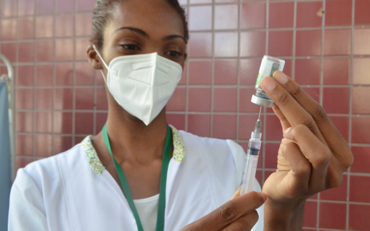 Manh&atilde; movimentada no Centro Municipal de Sa&uacute;de (CMS) Maria Augusta Estrella, em Vila Isabel, com in&iacute;cio da campanha de vacina&ccedil;&atilde;o para faixa et&aacute;ria a partir de 60 anos