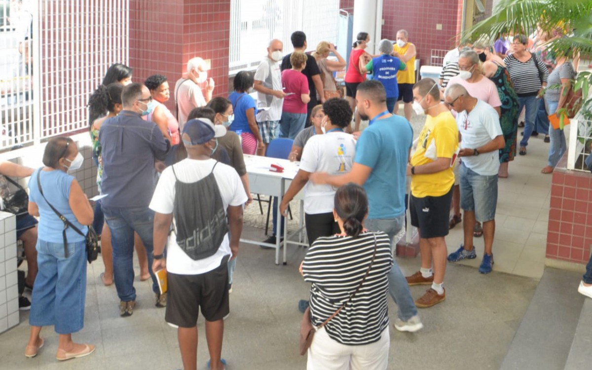 Manh&atilde; movimentada no Centro Municipal de Sa&uacute;de (CMS) Maria Augusta Estrella, em Vila Isabel, com in&iacute;cio da campanha de vacina&ccedil;&atilde;o para faixa et&aacute;ria a partir de 60 anos