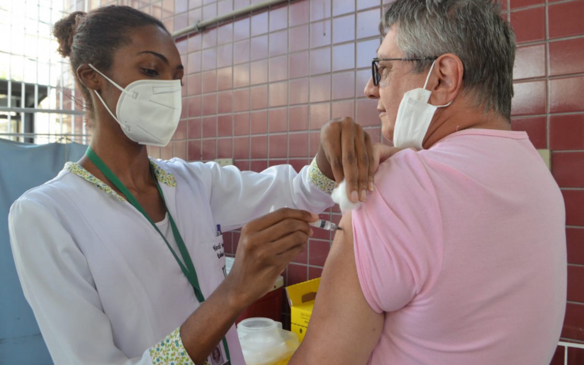 O di&aacute;cono Paulo Oliveira, de 68 anos, recebe segunda dose de refor&ccedil;o no Centro Municipal de Sa&uacute;de (CMS) Maria Augusta Estrella, em Vila Isabe
