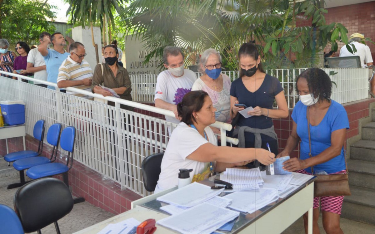Manh&atilde; movimentada no Centro Municipal de Sa&uacute;de (CMS) Maria Augusta Estrella, em Vila Isabel, com in&iacute;cio da campanha de vacina&ccedil;&atilde;o para faixa et&aacute;ria a partir de 60 anos