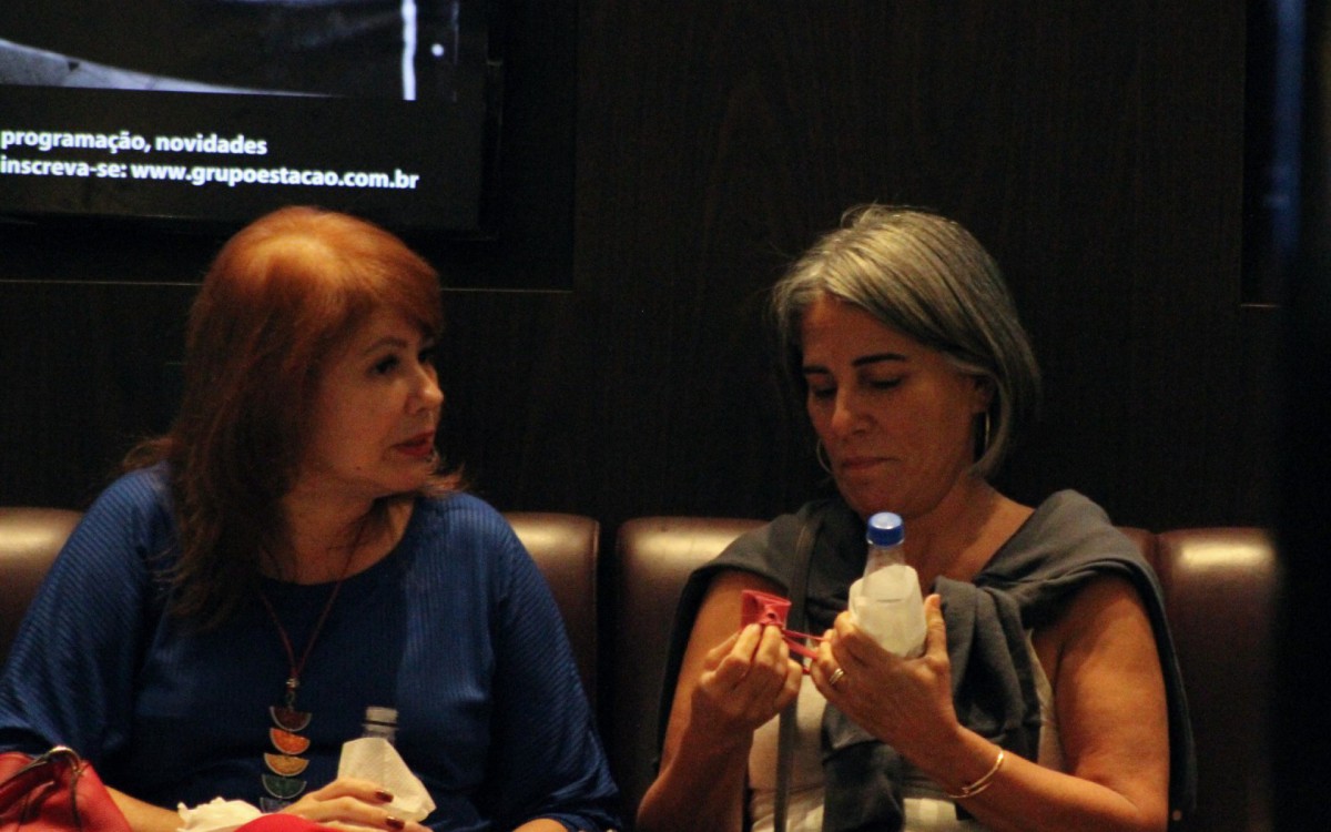 Narjara Turetta e Gl&oacute;ria Pires passeiam no shopping