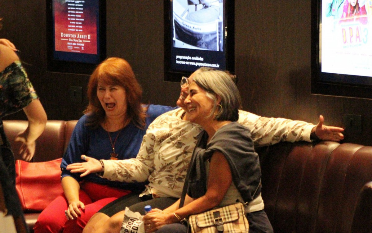 Narjara Turetta e Gl&oacute;ria Pires posam com f&atilde;s em shopping no Rio